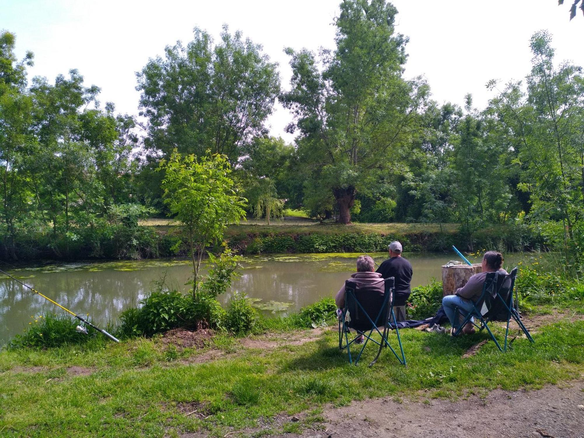 Hotel La Ferme Du Marais Poitevin - Roulotte Benet Exterior foto