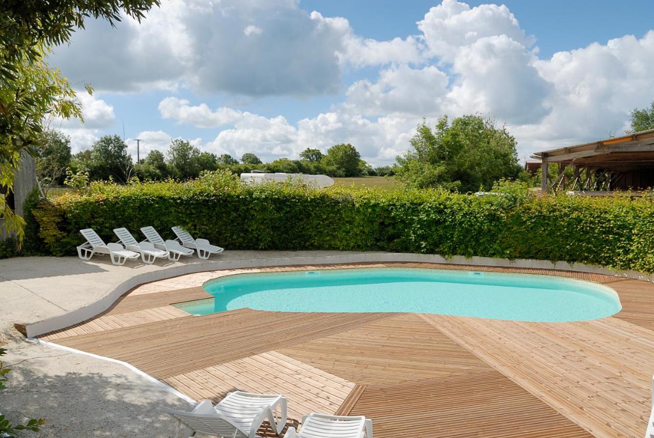 Hotel La Ferme Du Marais Poitevin - Roulotte Benet Exterior foto