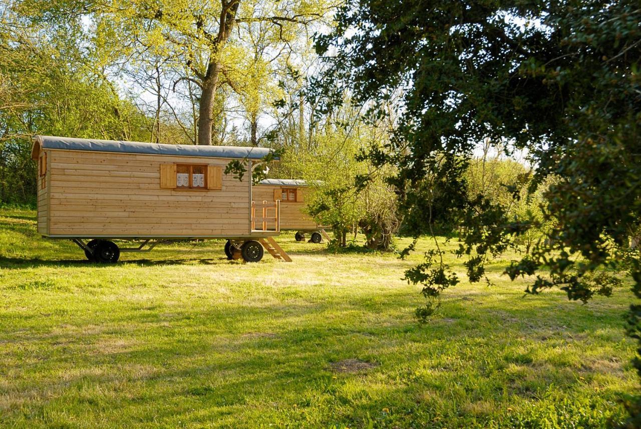 Hotel La Ferme Du Marais Poitevin - Roulotte Benet Exterior foto