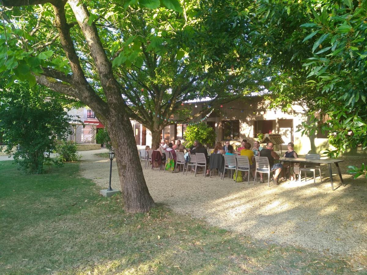 Hotel La Ferme Du Marais Poitevin - Roulotte Benet Exterior foto